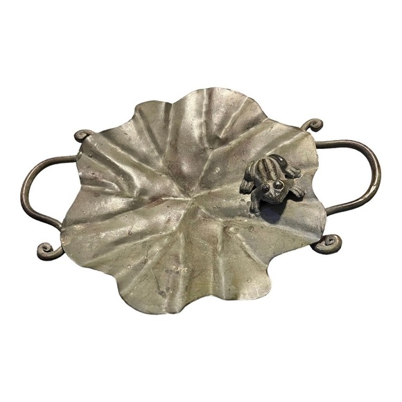 LILLY pad metal tray with frog and handles painted a moss green 8” x 11” frog 2” - Picture 1 of 9